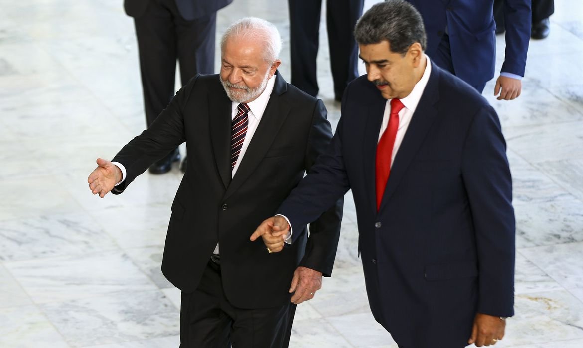 Lula vai manter aproximação com Maduro, apesar de cassação de opositora na Venezuela