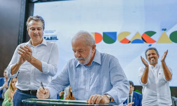 Lula assinando documento: programa foi estendido após alta demanda (Ricardo Stuckert/PR/Divulgação)