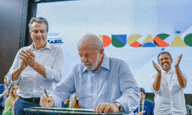 Lula assinando documento: programa foi estendido após alta demanda (Ricardo Stuckert/PR/Divulgação)