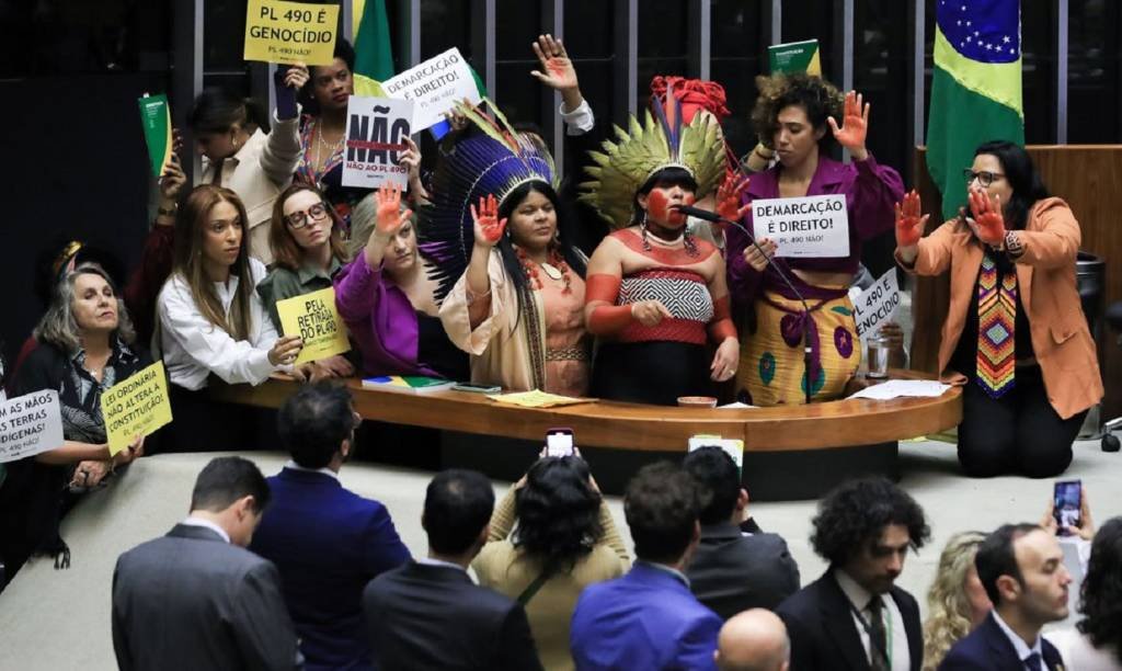 O dia foi marcado por protestos de indígenas e manifestações de diversas entidades contra o projeto (Lula Marques/Agência Brasil)
