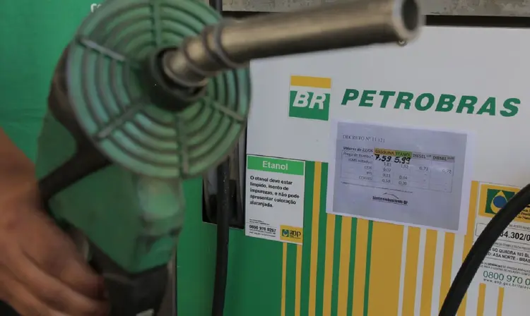 A iniciativa é mais um desdobramento das ações para tentar fazer valer a decisão da Petrobras, que reduziu nesta semana o preço dos combustíveis vendidos às distribuidoras (Fábio Rodrigues-Pozzebom/Agência Brasil)