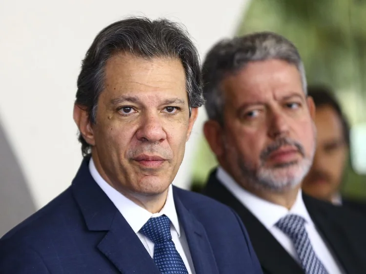 Brasília (DF), 23/05/2023 - O ministro da Fazenda, Fernando Haddad, e o presidente da Câmara, Arthur Lira, durante entrevista após reunião na residência oficial da presidência do Senado. Foto: Marcelo Camargo/Agência Brasil (Marcelo Camargo/Agência Brasil)