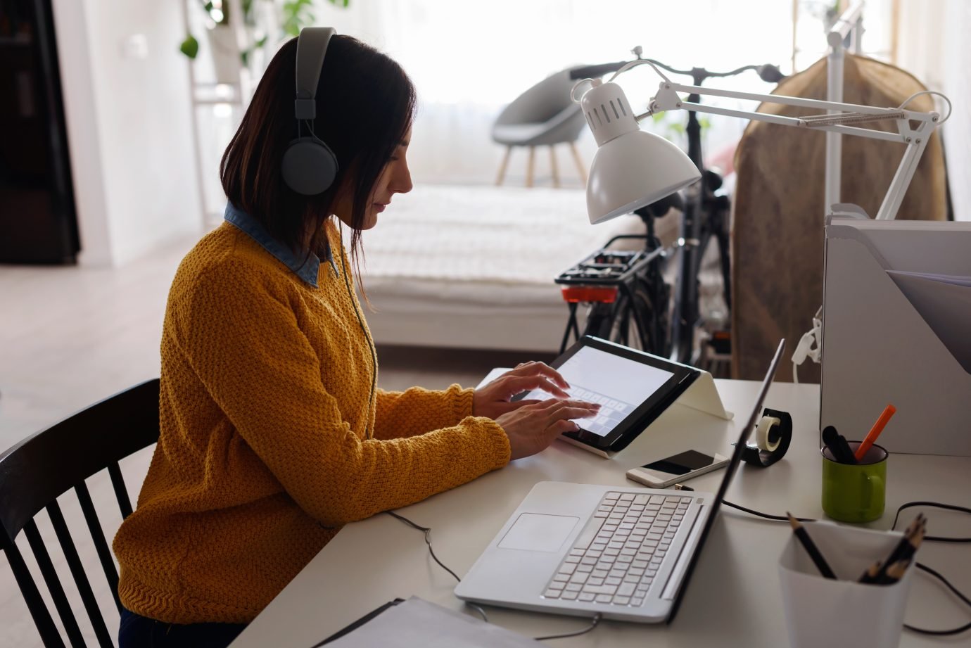 Mulheres receberam apenas 3% dos investimentos em IA deste ano, aponta estudo