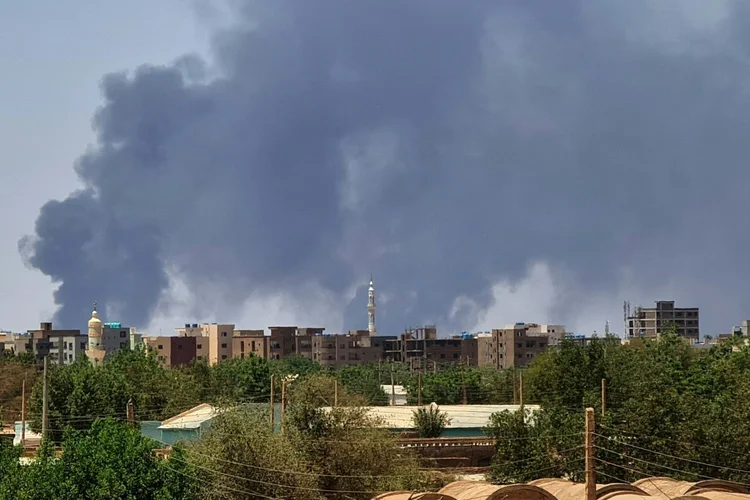 O conflito obrigou centenas de milhares de pessoas a fugir dos combates para outras regiões dentro do território sudanês ou para países vizinhos (AFP/AFP Photo)
