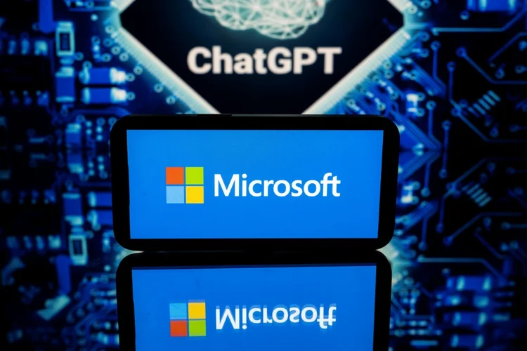 Nos últimos meses, os dois conglomerados iniciaram uma disputa frenética pela IA generativa, depois que a empresa OpenIA disponibilizou ao grande público o ChatGPT (AFP/AFP Photo)