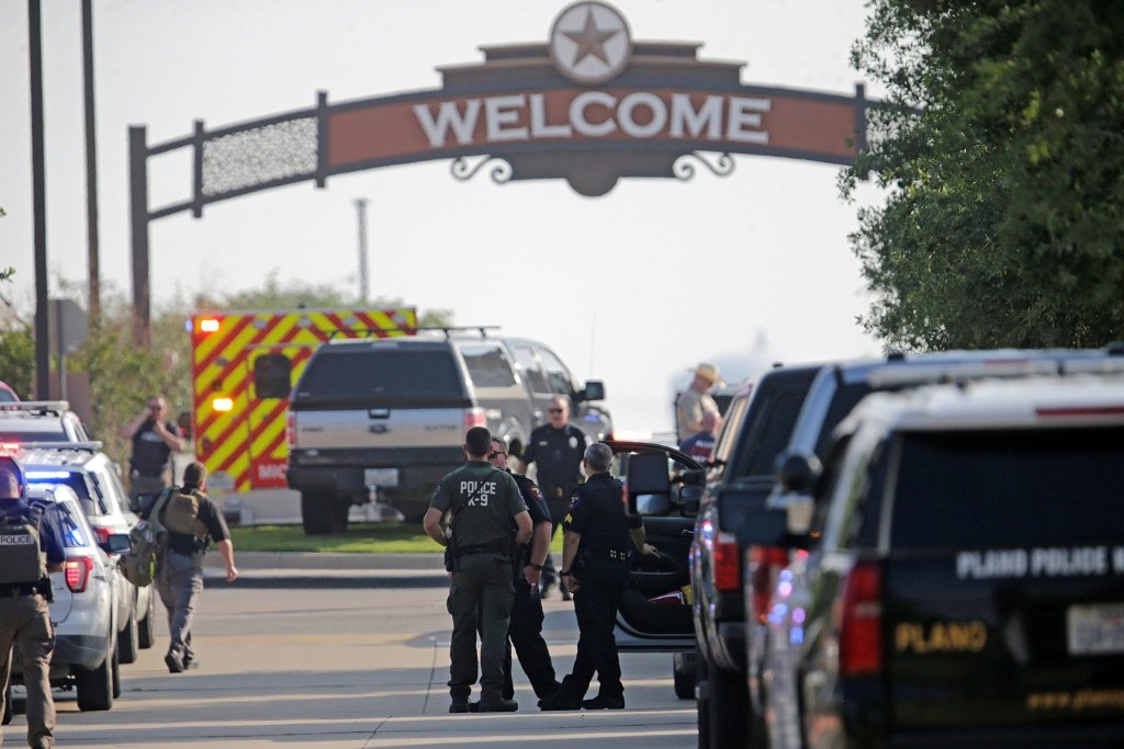 O presidente Biden, que defende leis mais rigorosas para o porte de armas, criticou neste domingo os "atos de violência sem sentido" no Texas (AFP/AFP Photo)