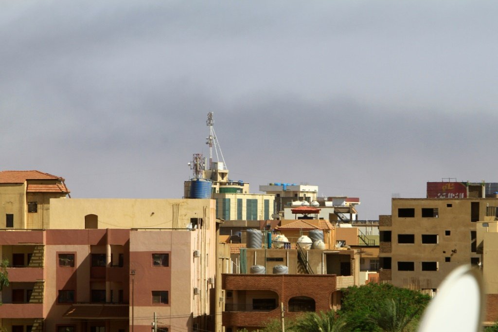 Testemunhas relatam fortes explosões na capital do Sudão
