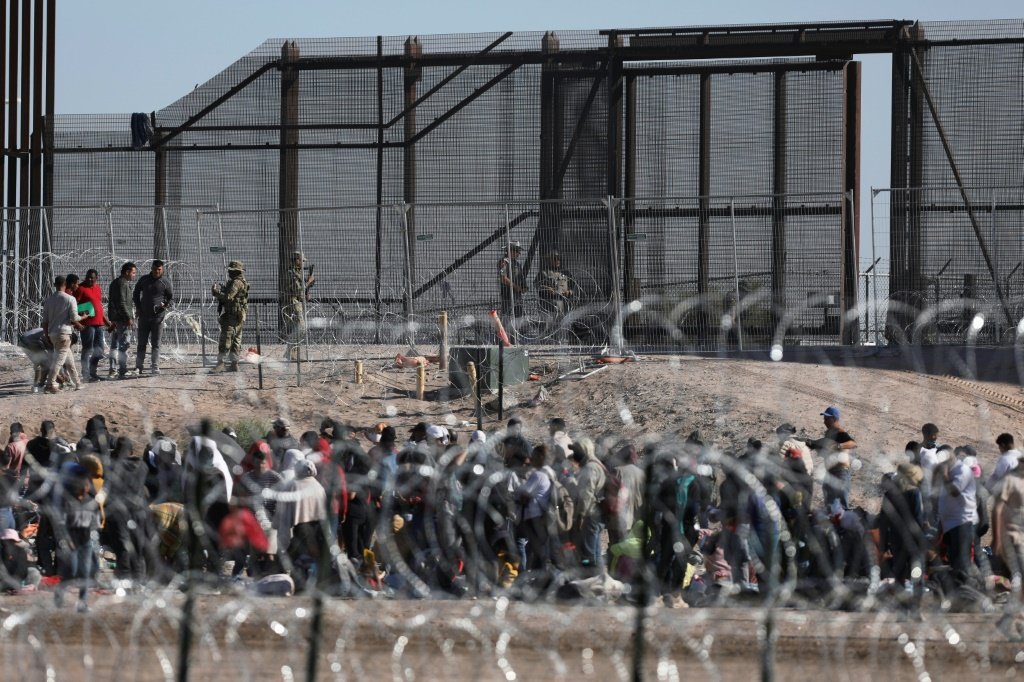 Milhares de migrantes esperam fim da 'expulsão automática' na fronteira entre EUA e México