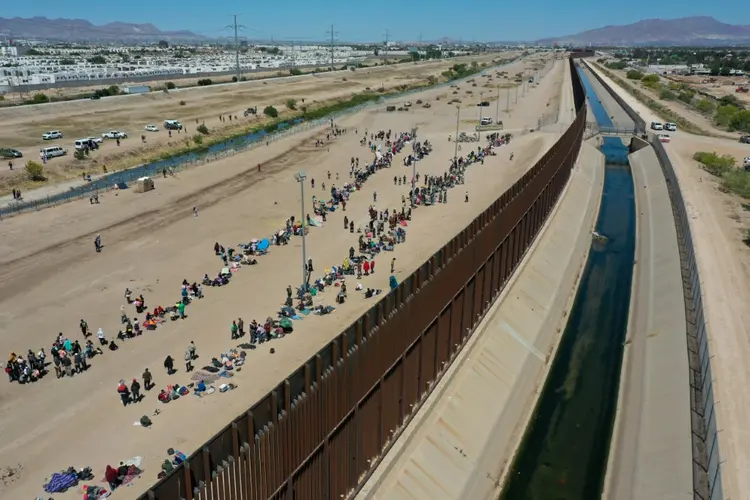 O projeto prevê retomar a construção do muro fronteiriço iniciado pelo ex-presidente Donald Trump, mas tem poucas chances de prosperar no Senado (AFP/AFP Photo)