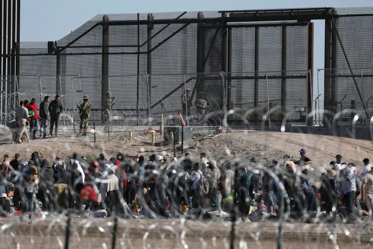 Quase 1.300 pessoas, incluindo famílias bebês, cruzaram a fronteira na altura de Ciudad Juárez, no México, mas a patrulha de fronteira americana interceptou o grupo (AFP/AFP Photo)