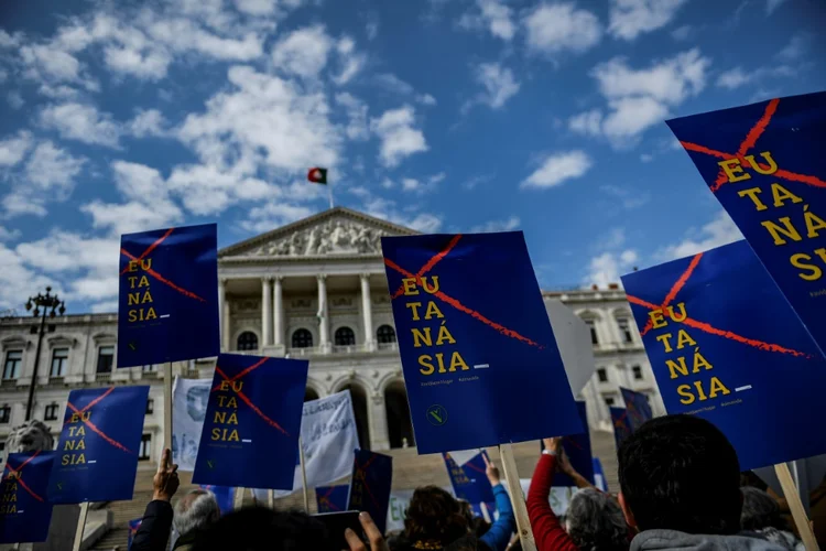 Versão definitiva da lei estabelece que a eutanásia só é permitida em casos em que "o suicídio medicamente assistido seja impossível devido à incapacidade física do paciente" (AFP/AFP)