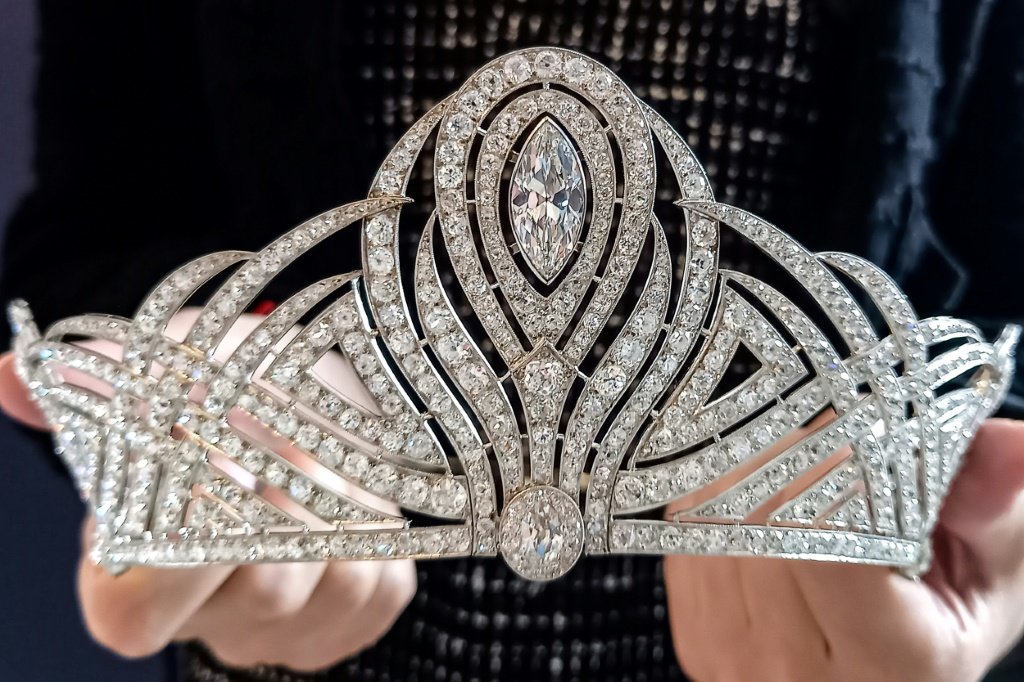 Tiara utilizada em coroação britânica vai a leilão em Genebra e pode ser vendida por R$ 8,2 milhões