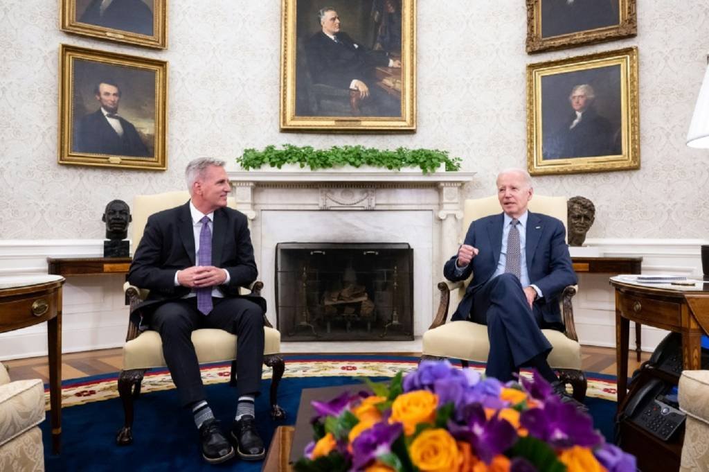 Biden e McCarthy mantêm diálogo 'produtivo', mas sem acordo sobre dívida dos EUA