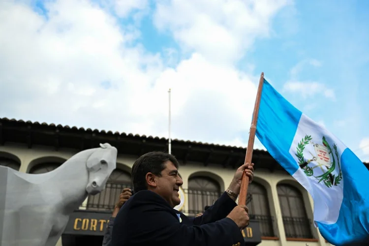 O candidato presidencial guatemalteco do partido Prosperidade Cidadã, Carlos Pineda, com seus apoiadores em frente à Corte Constitucional na Cidade da Guatemala, em 20 de maio de 2023 (AFP/AFP Photo)