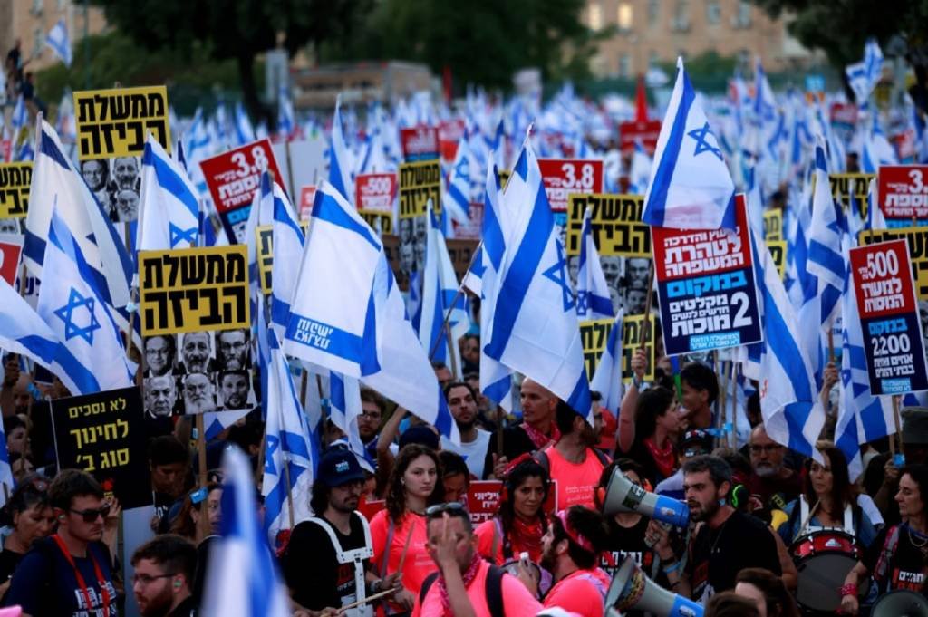 O orçamento foi aprovado durante a madrugada de quarta-feira por 64 deputados, dos 120 da Kneset (Parlamento israelense), número que corresponde aos membros do "bloco de direita" de Netanyahu (AFP/AFP Photo)