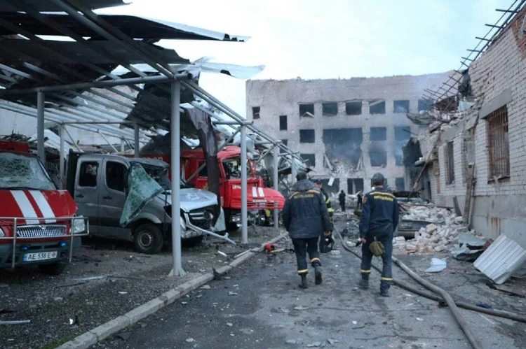 "Os terroristas russos confirmam, mais uma vez, seu status de combatentes contra tudo que é humano e honesto", afirmou Zelensky (AFP/AFP Photo)