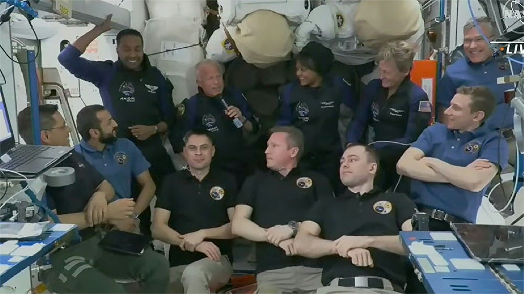 Tripulação de missão privada à ISS volta para Terra