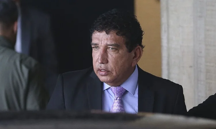 O senador Magno Malta chega ao Centro Cultural Banco do Brasil, em Brasília, onde funciona o Gabinete do governo de transição. (Valter Campanato/Agência Brasil)