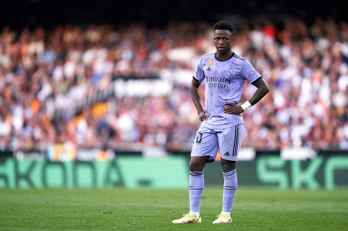 Jogadores do Real vestem camisa de Vini Jr antes de partida pela La Liga