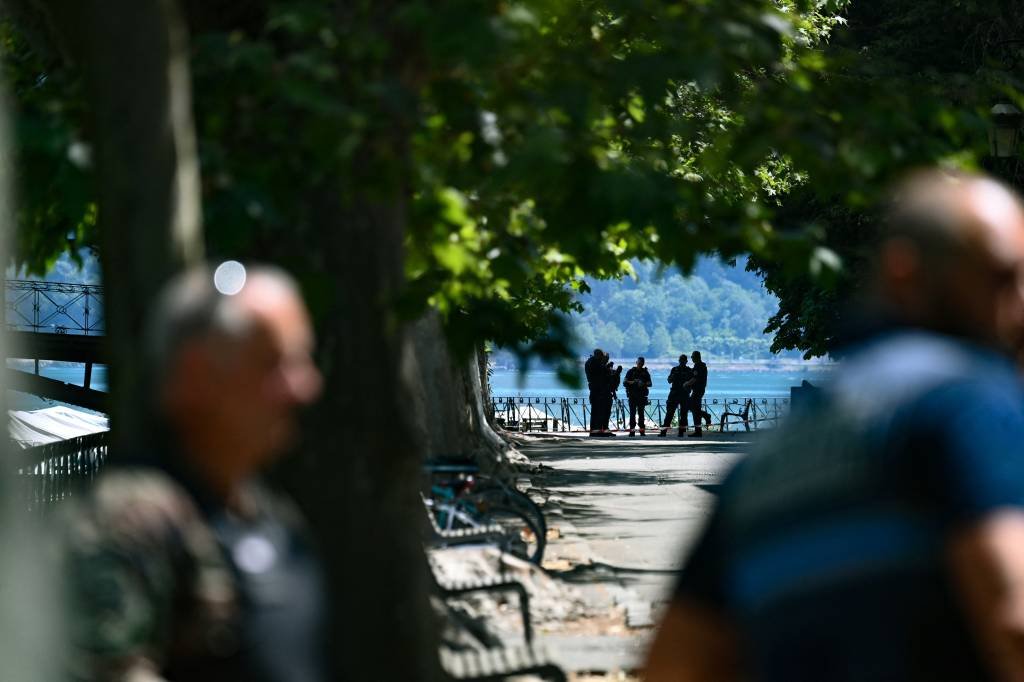 Polícia perto da cena do esfaqueamento de crianças em Annecy, França (Olivier Chassignole/AFP)