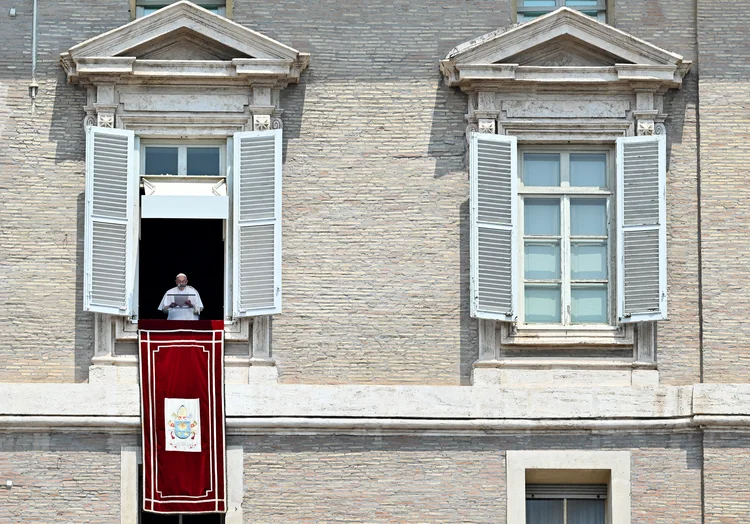 O papa Francisco se dirige à multidão na Praça de São Pedro, no Vaticano, em 18 de junho de 2023 (Tiziana Fabi/AFP)