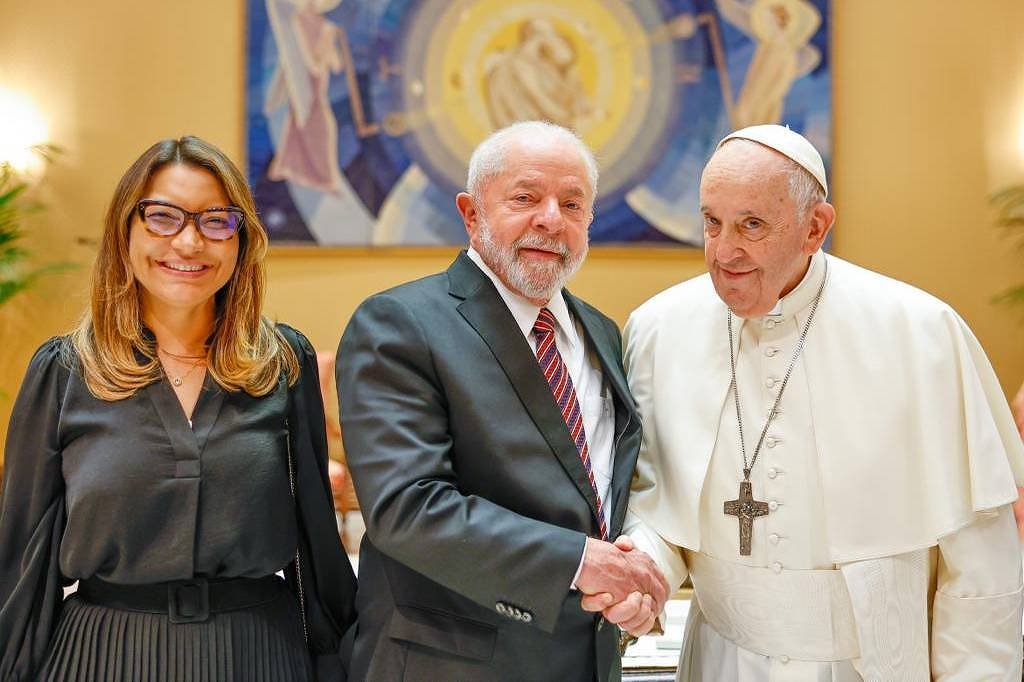 Lula é recebido pelo Papa Francisco no Vaticano para conversa a sós