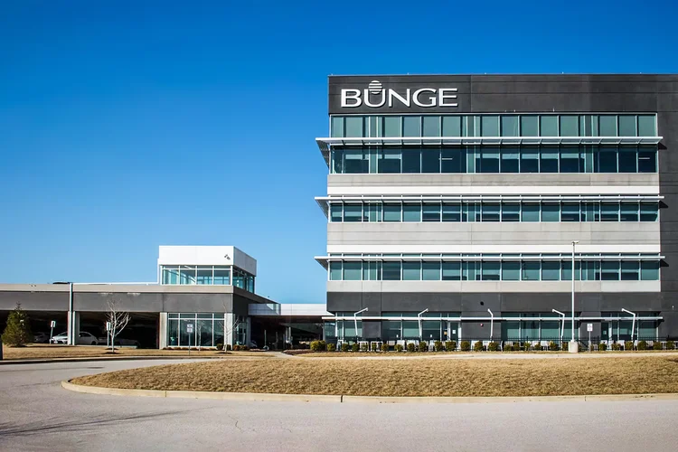 Bunge e Viterra: A multinacional ainda assumirá US$ 9,8 bilhões da dívida da Viterra e recomprará US$ 2 bilhões de suas próprias ações. (Bloomberg/Bloomberg)