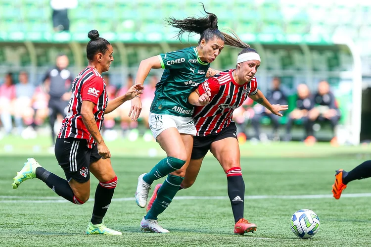 Brasileirão Séries A, B e C masculino, Copa Ouro e quartas de final do Brasileirão Feminino são os destaques do futebol deste domingo (Rebeca Reis / CBF/Reprodução)