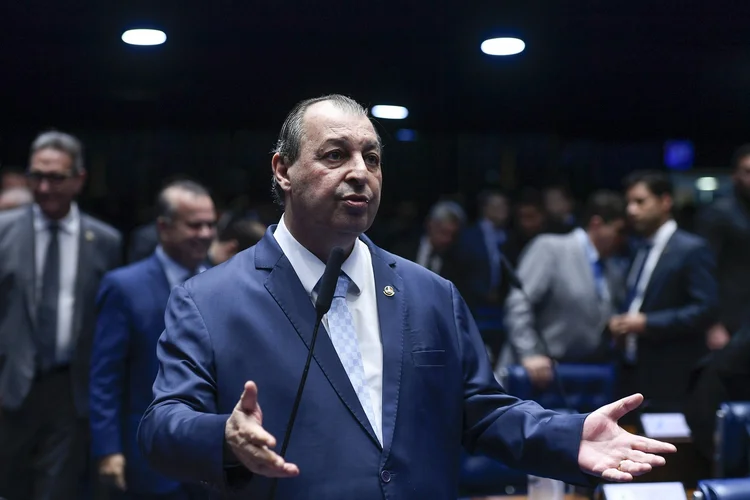Senador Omar Aziz apresentou parecer em sessão na Comissão de Assuntos Econômicos (Edilson Rodrigues/Agência Senado/Flickr)