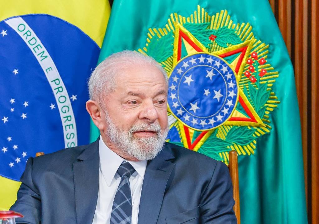 Lula anuncia obras de ferrovia de 1.527 km e sanciona projeto da igualdade salarial