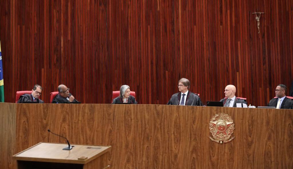 TSE suspende julgamento de ação contra Bolsonaro; sessão será retomada na próxima terça