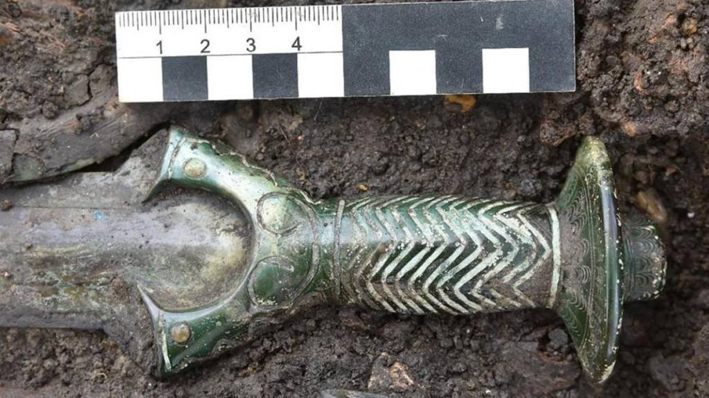 Arqueólogos da Alemanha encontram espada de bronze que 'ainda brilha' feita há 3 mil anos