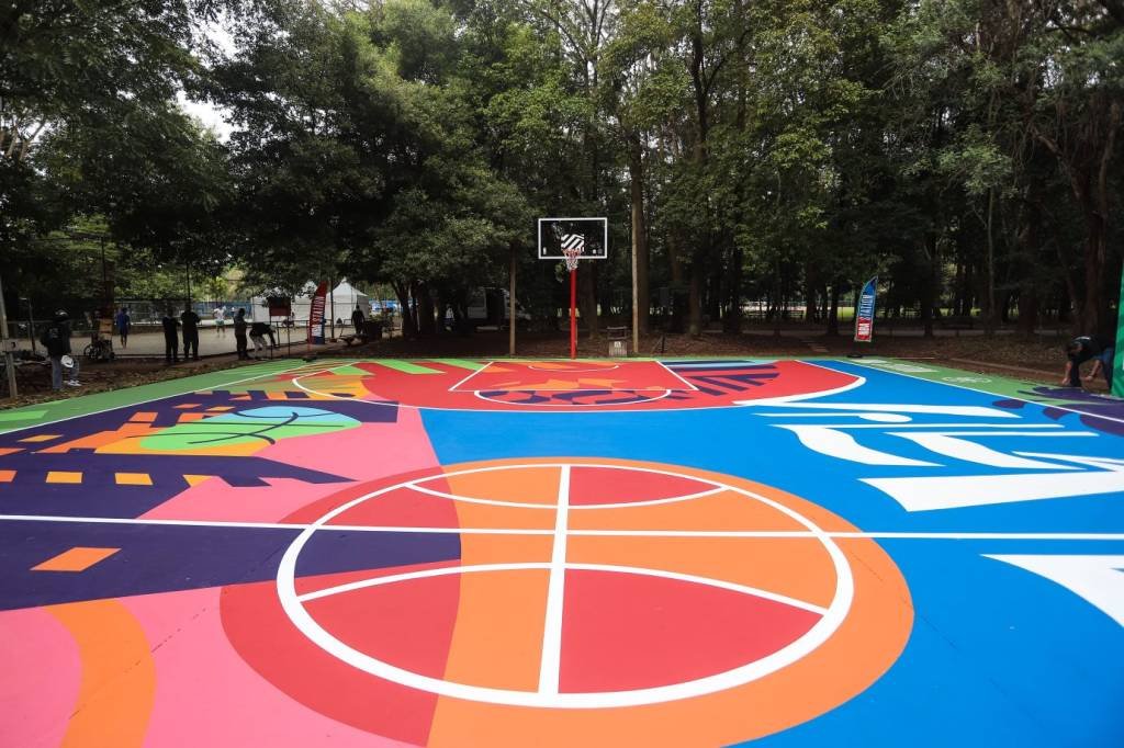 Foto Grupo de pessoas jogando basquete durante o dia – Imagem de