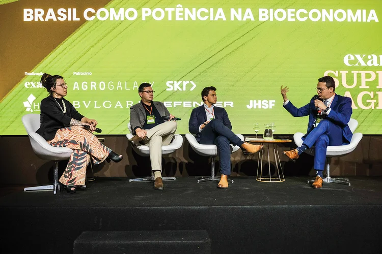 SuperAgro, da EXAME: a repórter Mariana Grilli modera painel sobre bioeconomia com Marcelo Morandi, da Embrapa, Raul Protázio Romão, secretário adjunto do Pará, e Daniel Vargas, professor da FGV (Eduardo Frazão/Exame)