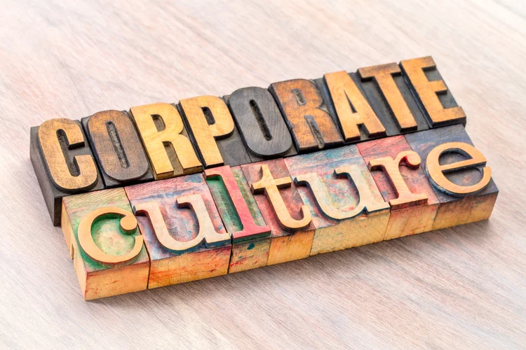 corporate culture word abstract in letterpress wood type printing blocks (AdobeStock/Reprodução)