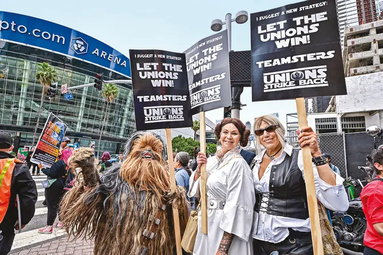 Empregos em perigo: roteiristas de Hollywood protestam contra o uso de inteligência artificial no cinema (Frederic J. Brown/AFP/Getty Images)