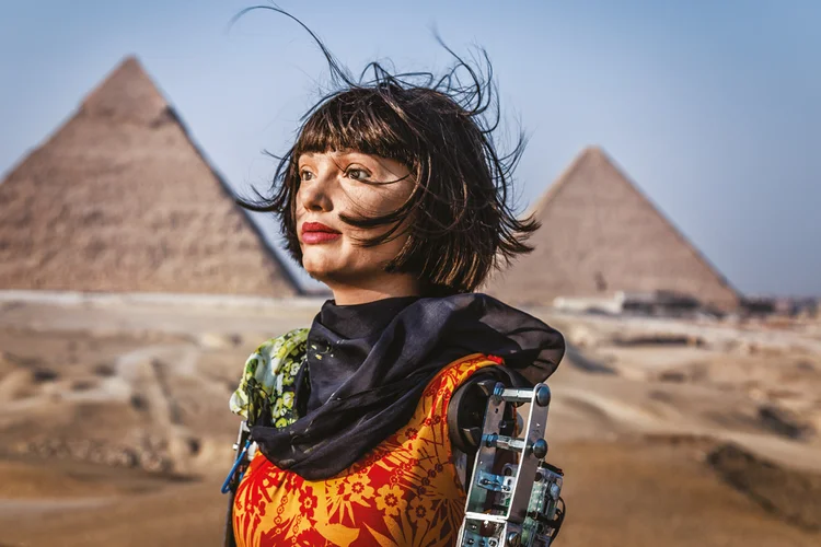Androide Ai-Da: máquinas passam a ser entendidas como o futuro da vida inteligente na Terra (Sima Diab/Getty Images)