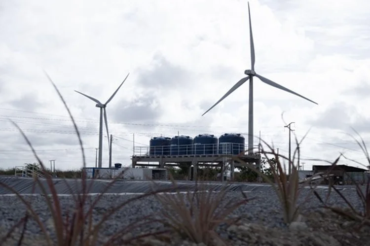 Projeto de dessalinização implementado pela CPFL: placas fotovoltaicas fornecem toda a energia necessária para operação do sistema, atingindo zero carbono sem gerar despesa extra (CPFL Energia/Divulgação)