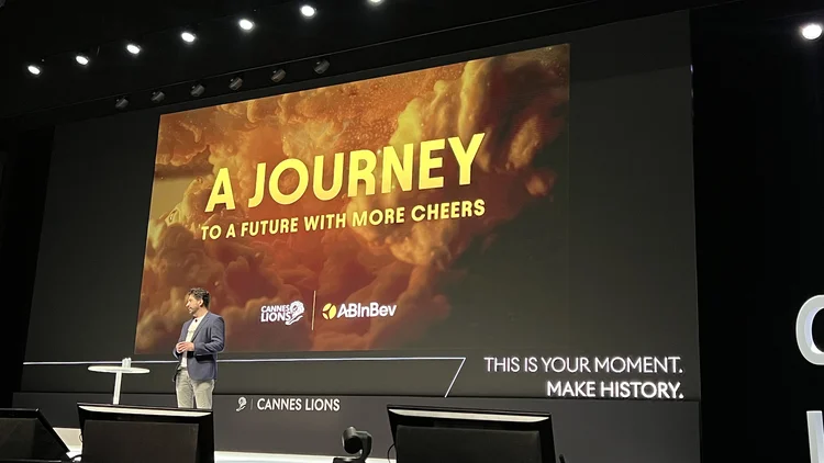 A palestra de abertura da 70ª edição do Festival Cannes Lions com Marcel Marcondes,  CMO da AB InBev. (Divulgação/Divulgação)