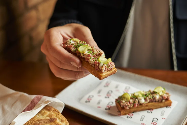 Clos Wine Bar desenvolveu duplinha de steak tartare para o Festival de Tapas (Laís Acsa/Divulgação)