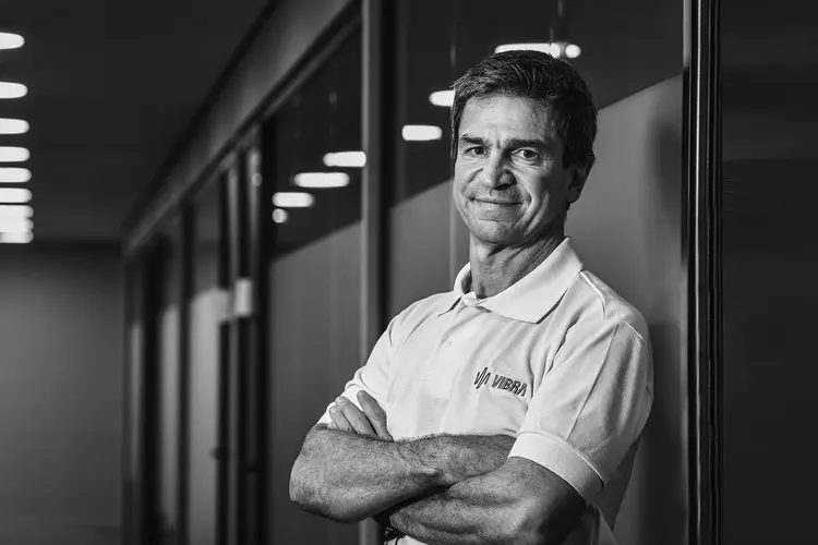 Em entrevista à EXAME, Ernesto Pousada, CEO da Vibra, traça o caminho 
que a companhia deve seguir na transição energética (Alexandre Brum/Ag. Enquadrar/Divulgação)