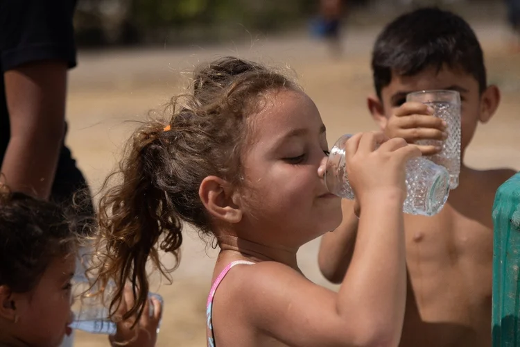 A falta de acesso à água afeta diretamente 5,2 milhões de crianças e adolescentes, que ficam mais expostos a doenças e apresentam desempenho escolar inferior (CPFL/Divulgação)