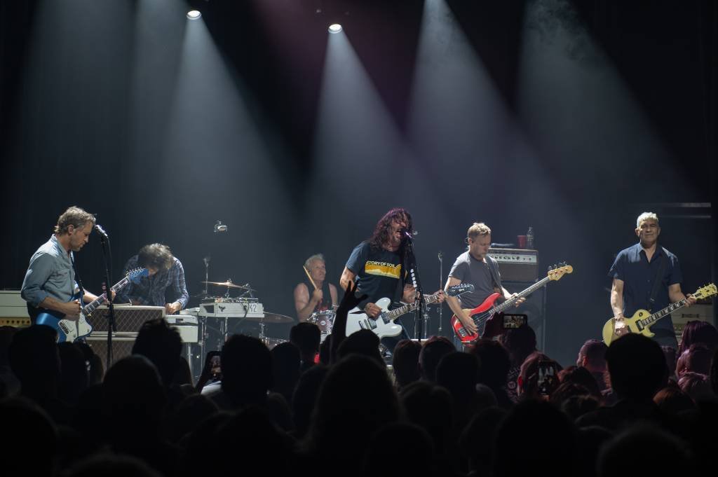 Foo Fighters lança "But Here We Are", marcado pelo luto do baterista Taylor Hawkins