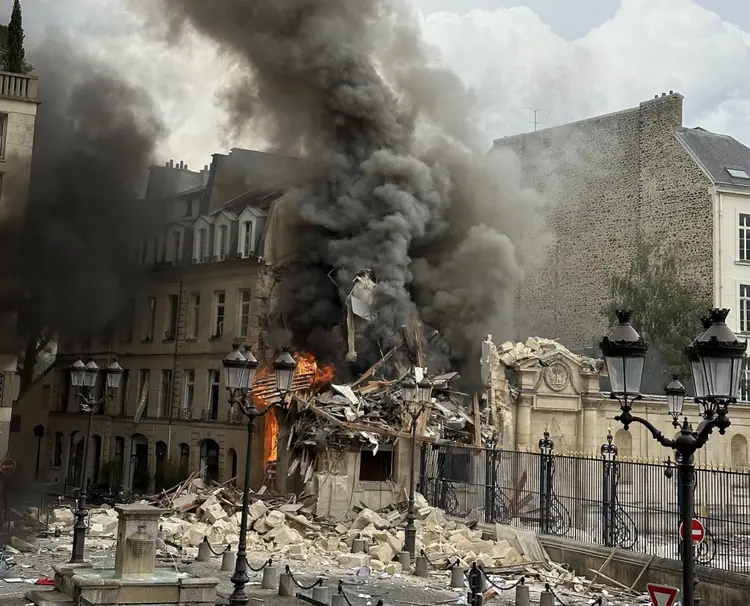Paris: veja imagens do incêndio na capital francesa (Twitter/ @Namat_12/Reprodução)