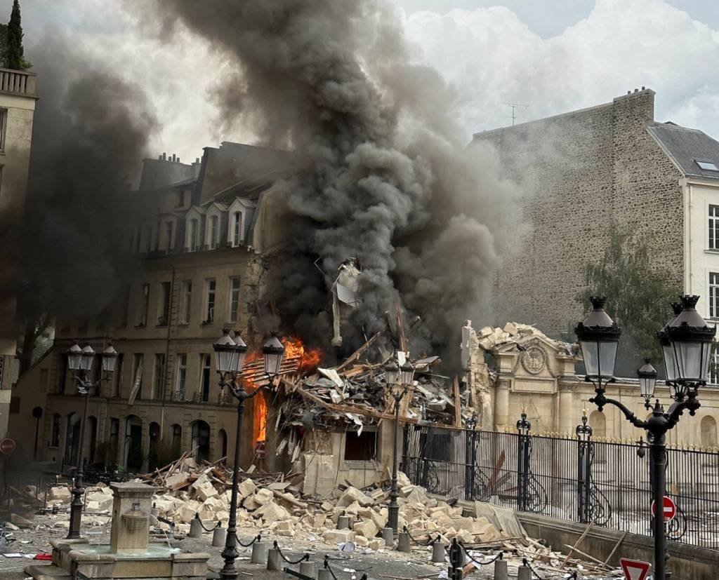 Explosão de gás coloca fogo em prédios de Paris; veja imagens