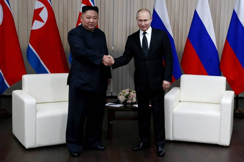 Na Coreia do Norte, Kim Jong-un diz que está 'de mãos dadas' com Putin