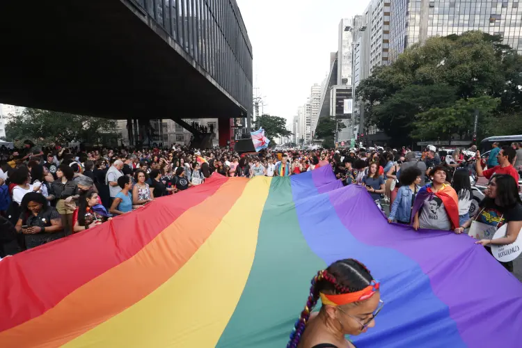 Parada do Orgulho: Neste ano, a festa tem como tema “Políticas sociais para LGBT+: Queremos por inteiro, não pela metade”, destacando a importância de promover a inclusão (Fabio Vieira/FotoRua/NurPhoto/Reprodução)