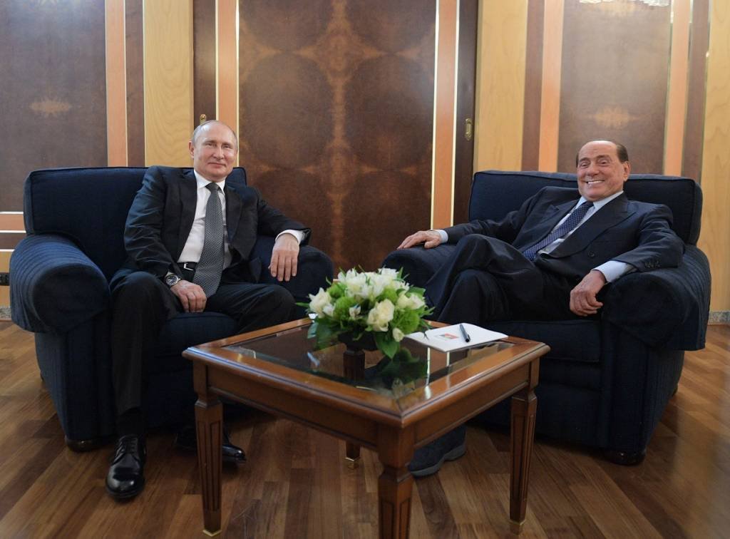 Amizade de 'irmão' e garrafas de vodka de presente; relembre a relação de Berlusconi e Putin