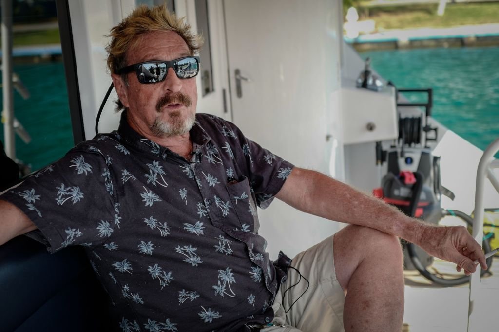 Um ano após morte, corpo de John McAfee ainda não foi para cemitério: entenda