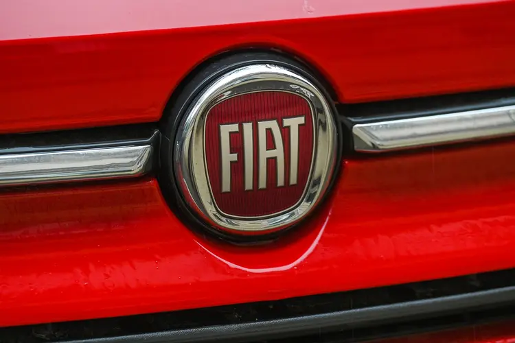 Carros elétricos: Stellantis, dona da Fiat, anuncia venda de veículos no Brasil em 2024 (Artur Widak/NurPhoto/Getty Images)